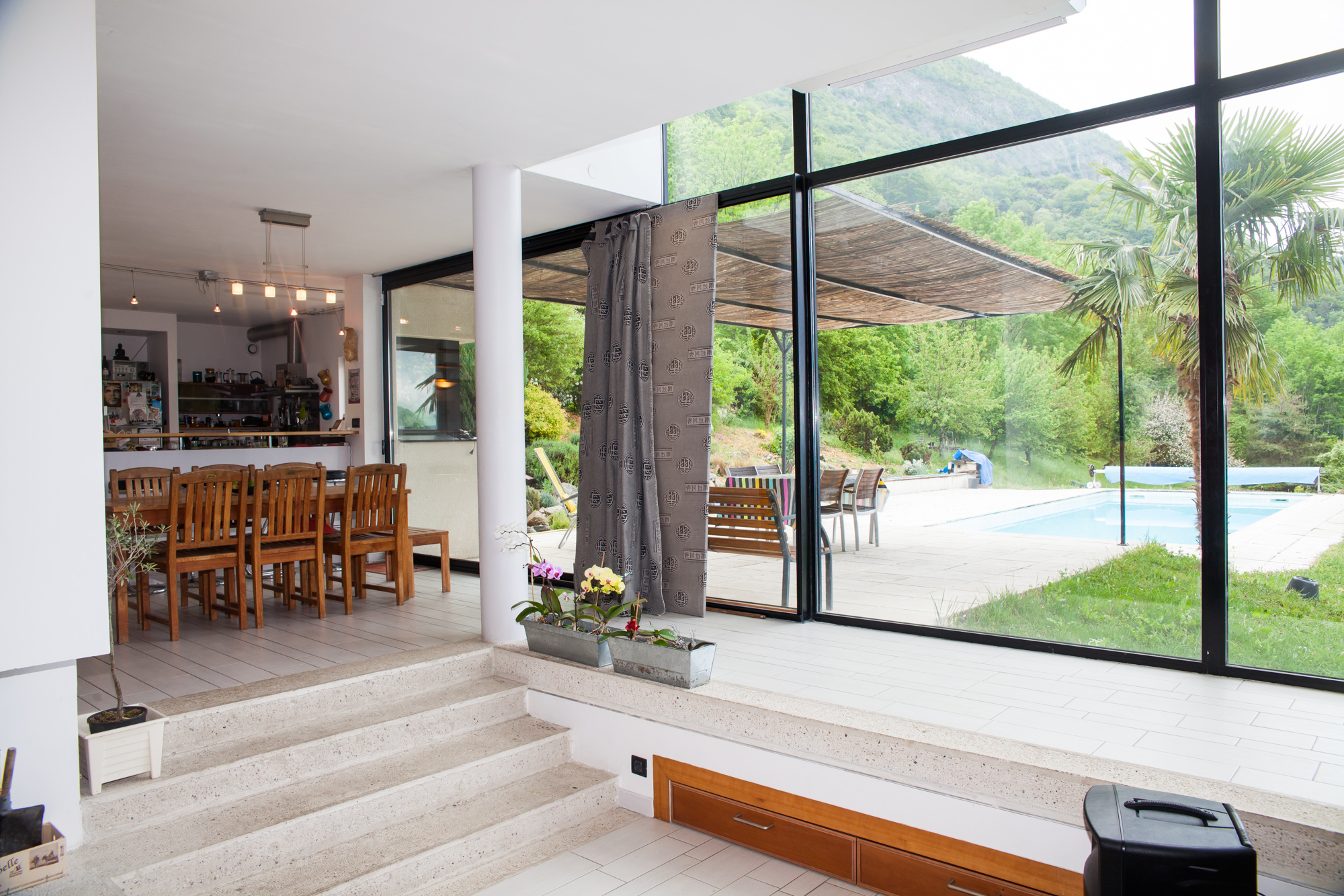 Vue du salon et de la salle à manger